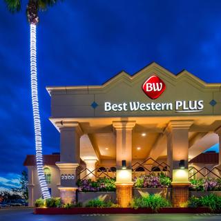 Best Western Plus Hilltop Inn | Redding, California | Entrance to hotel at night with sign illuminated